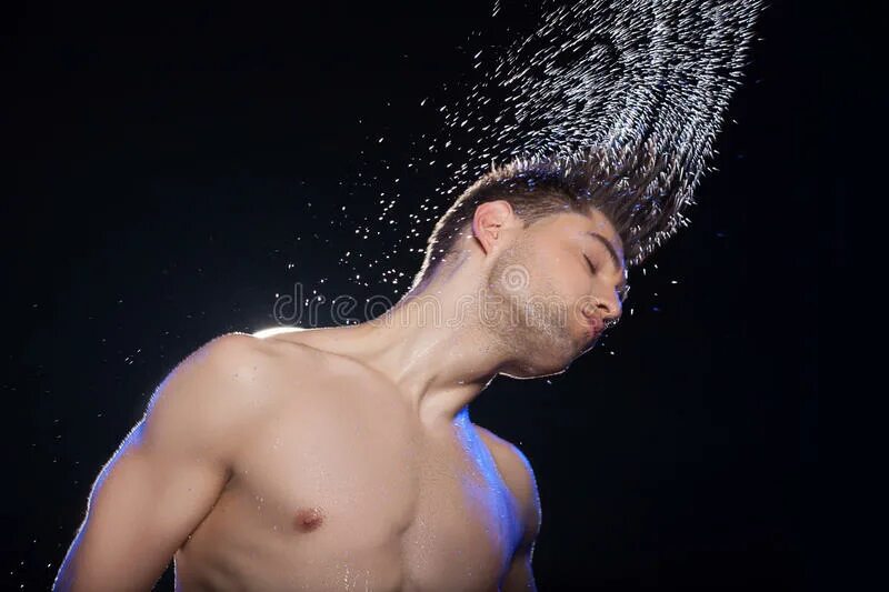 Мокрые волосы мужчины. Парень с мокрыми волосами. Парень с мокрой головой. Мокрые волосы мужские. Фотосессии мужская мокрые волосы.