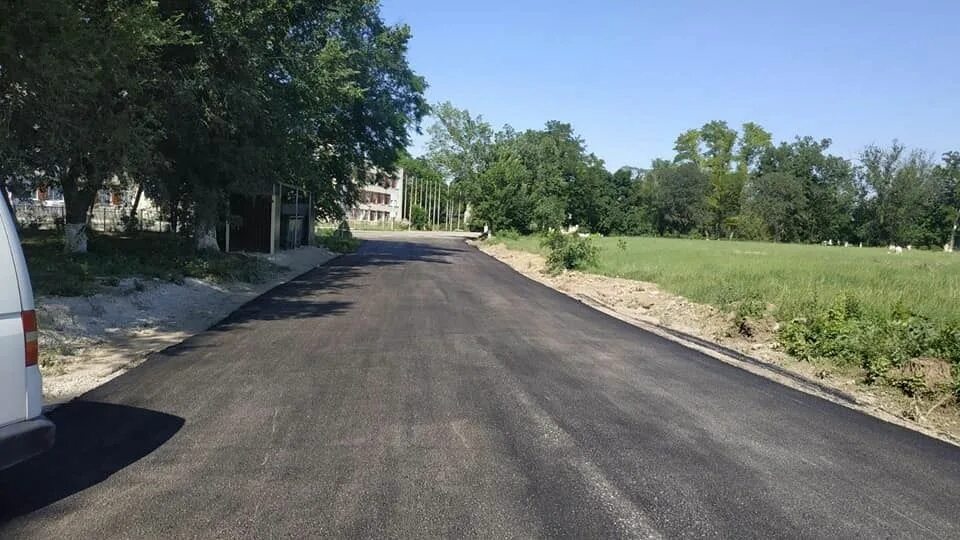 Спорткомплекс красногвардейский район село пятихатка. Ремонт в красногвардейском районе. Биржа труда красногвардейского района крым официальный сайт. Дороги асфальт село. Ремонт сельского клуба.