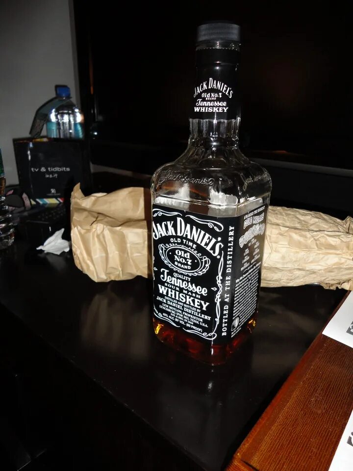 Виски Джек Дэниэлс на столе. Виски Джек Дэниэлс открытая бутылка. Бутылка Джек Дэниэлс в руке. Пью виски Джек Дэниэлс. Пьем виски дома