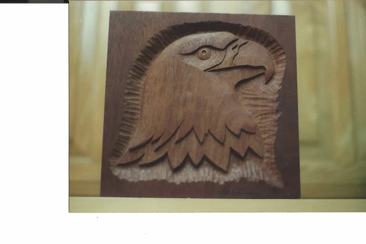 Художественная обработка древесины в технике контурной резьбы. Контурная резьба по дереву. Резьба по дереву для начинающих Орел панно. Изображения для резьбы по дереву. Резьба по дереву контурная резьба.