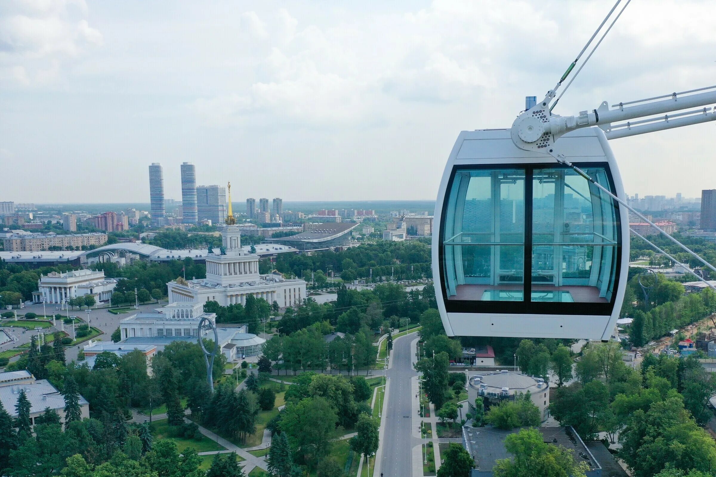 Высота колеса обозрения в москве на вднх. Колесо обозрения Москва ВДНХ. Колесо обозрения на ВДНХ 2022. Колесо обозрения на ВДНХ кабинки.