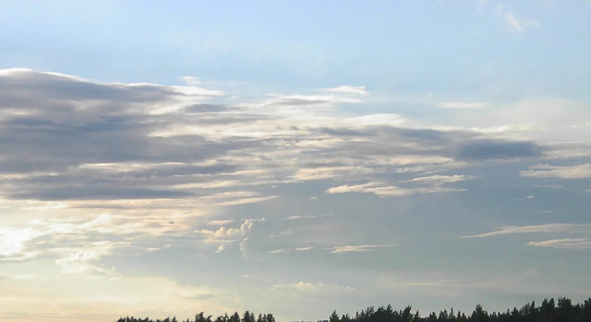 тонкие облака. облака мамматус атмосферное явление.