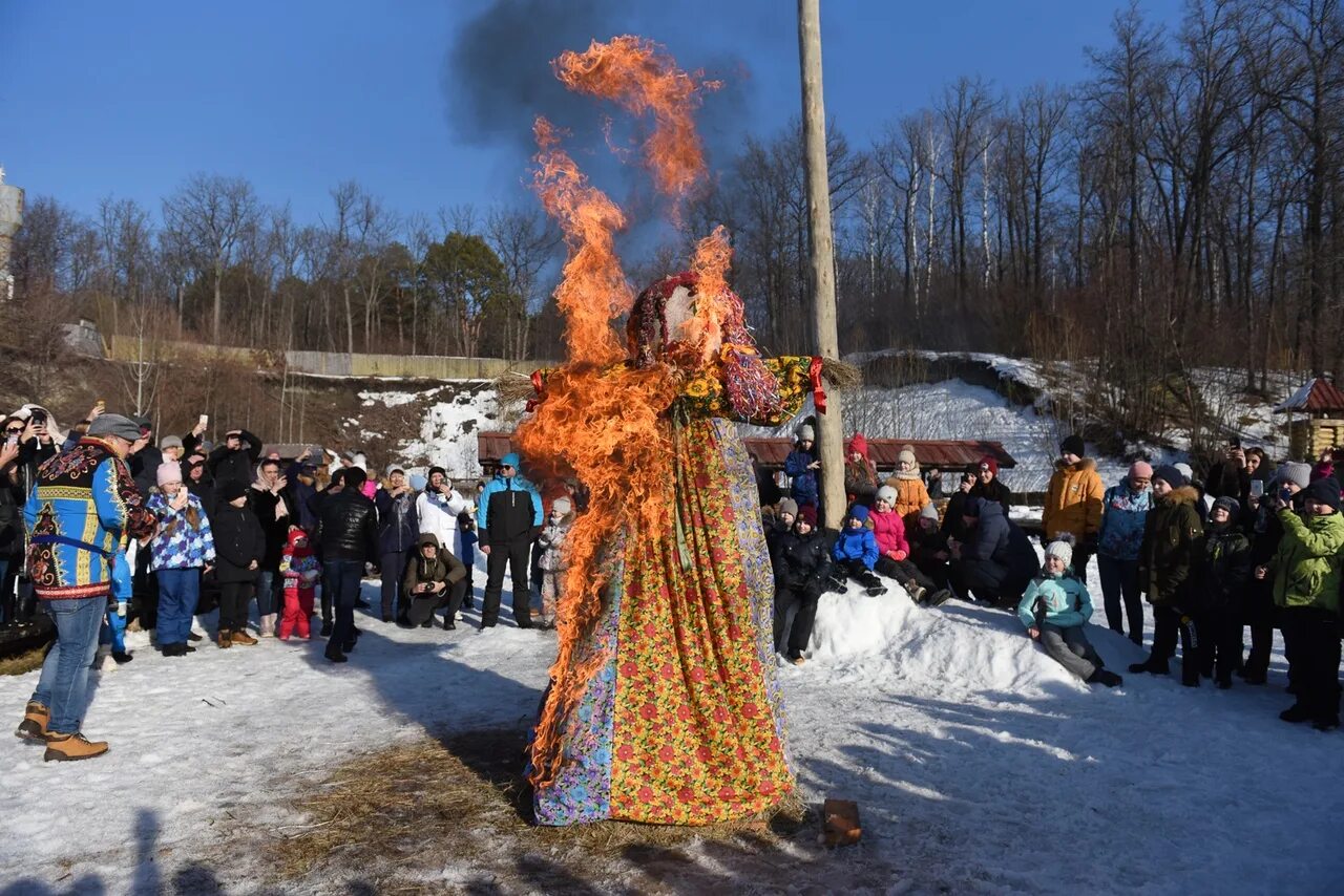 Сожжение Масленицы Пенза парк Белинского. Праздник Масленица сожжение чучела. Чучело на Масленицу. Масленица в городе. Сжигание масленицы какого числа