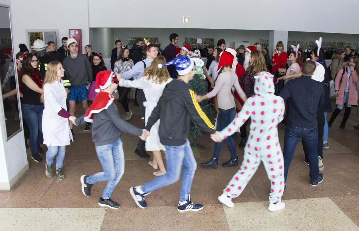 Флешмоб новогодний детский. Флешмоб на новый год. Новогодний флешмоб в школе для начальных классов. Новогодний флешмоб в школе для начальных классов. Новогодний флешмоб в школе для начальных классов.