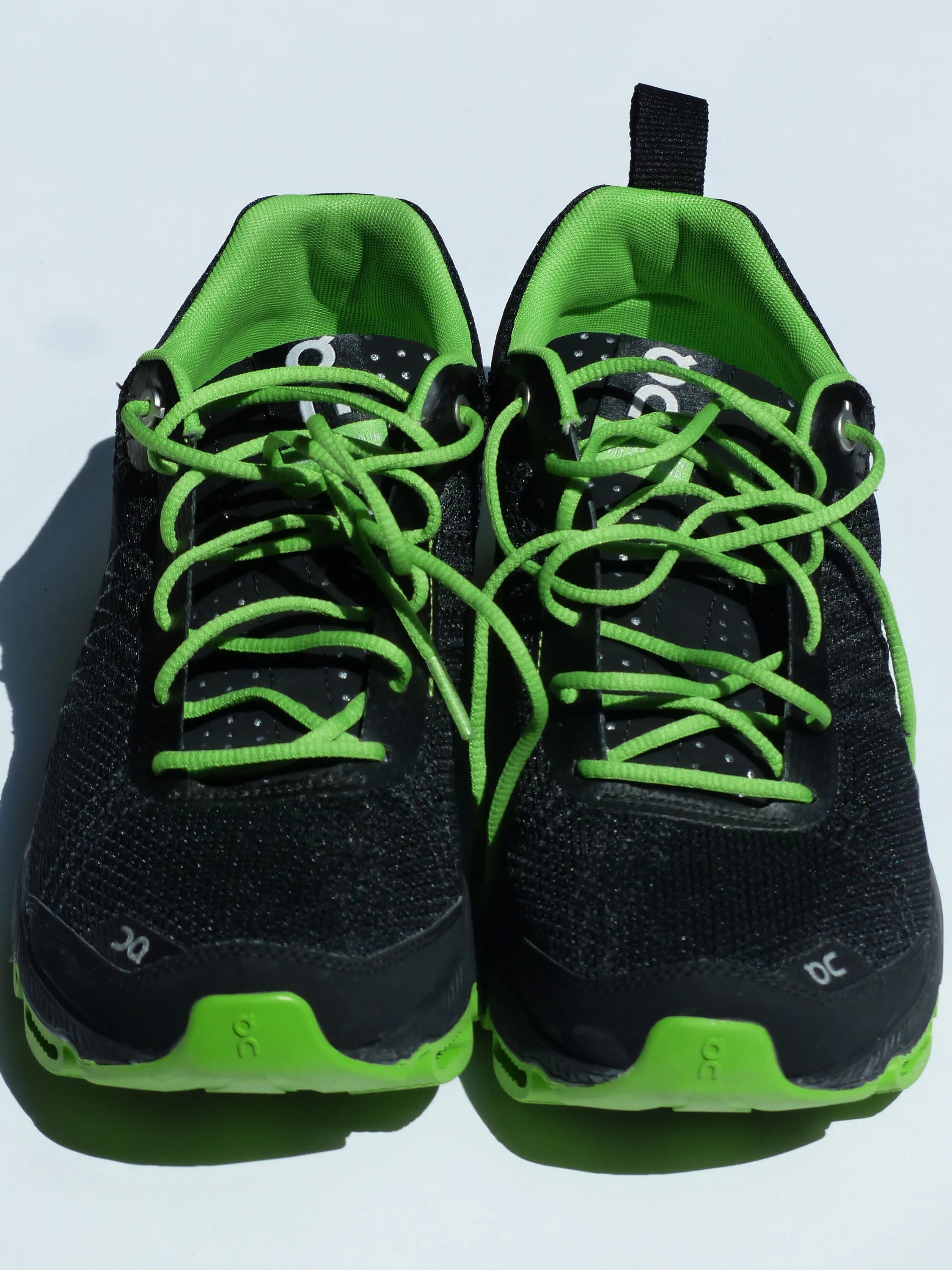 Black Green 2000 кроссовки. Кроссовки найк для бега черные с зеленой подошвой. Кроссовки найк для бега зеленые. Кроссовки найк для бега черные с зеленой подошвой женские. Кроссовки цвет шнурков