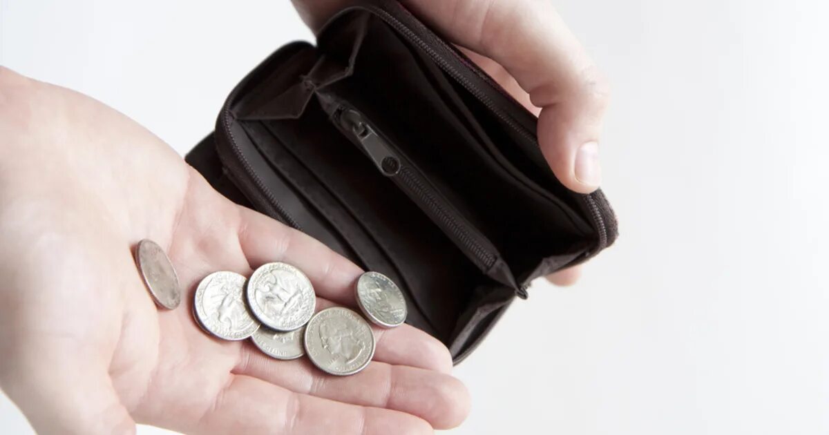 Кошелек с деньгами. Пустой кошелек. Бывшей мало денег. Человек с кошельком. Денег всегда мало.