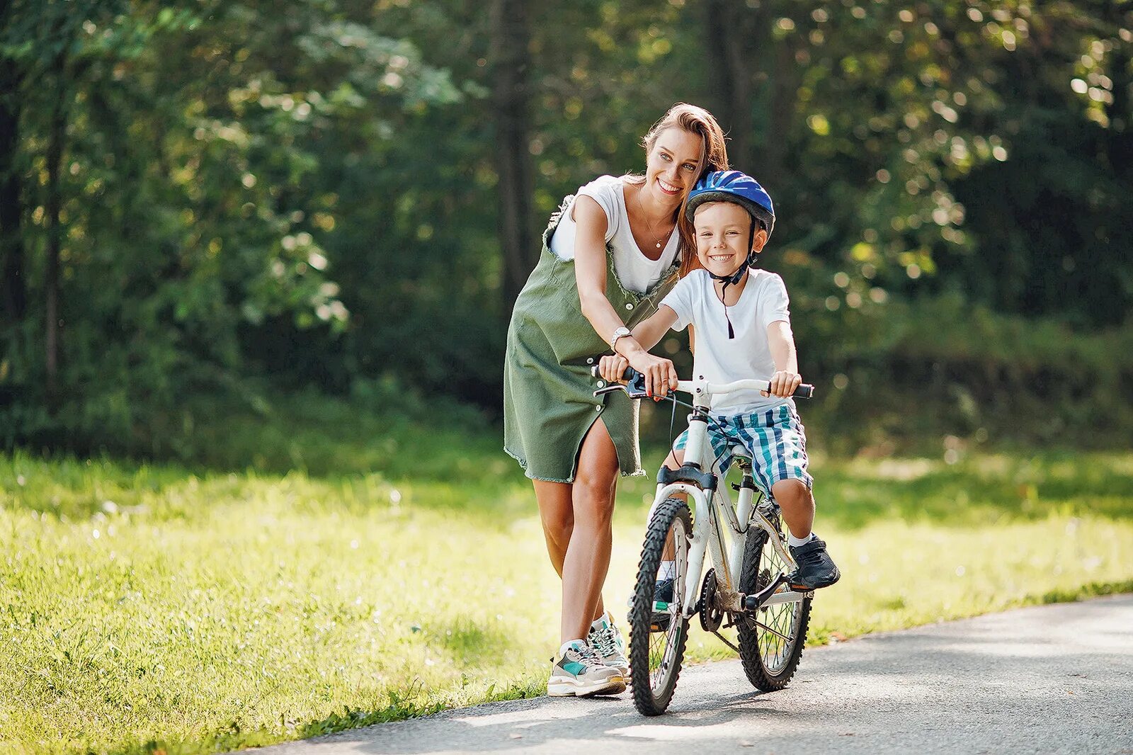 Дети с велосипедом. Дети катаются на велосипеде. Катание на велосипеде. Велосипед для мамы с ребенком.