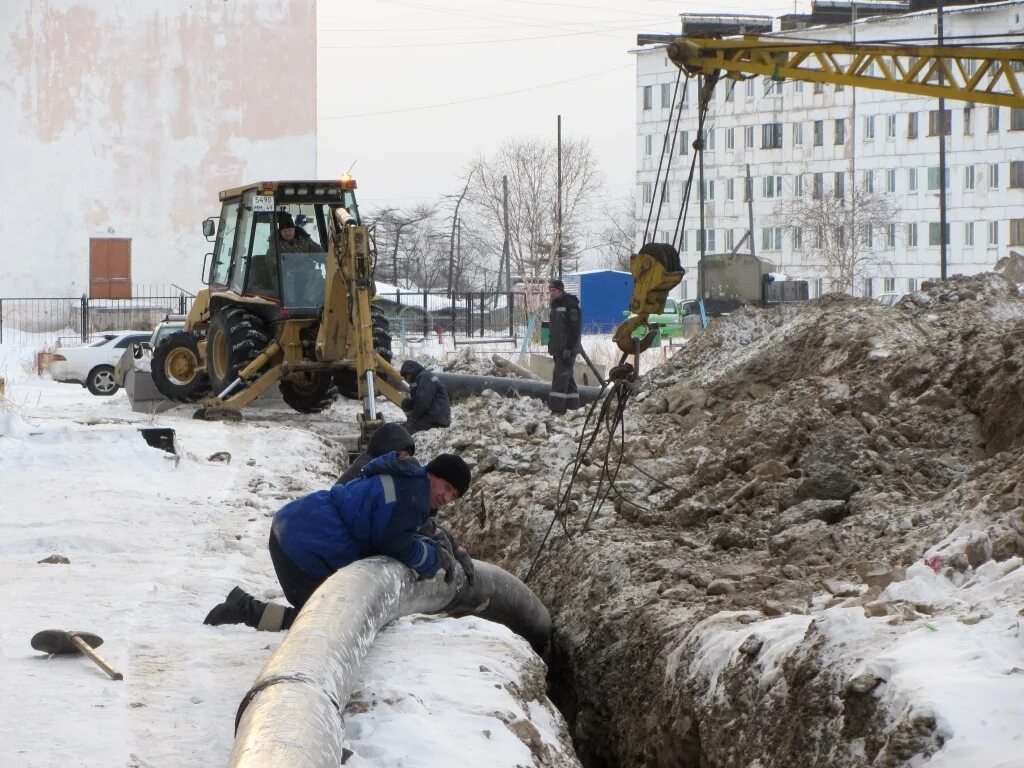 Работаю на экскаваторе в жкх. Теплотрасса зимой. Прорыв теплосети. Порыв водопровода зимой. Прорыв водопровода.