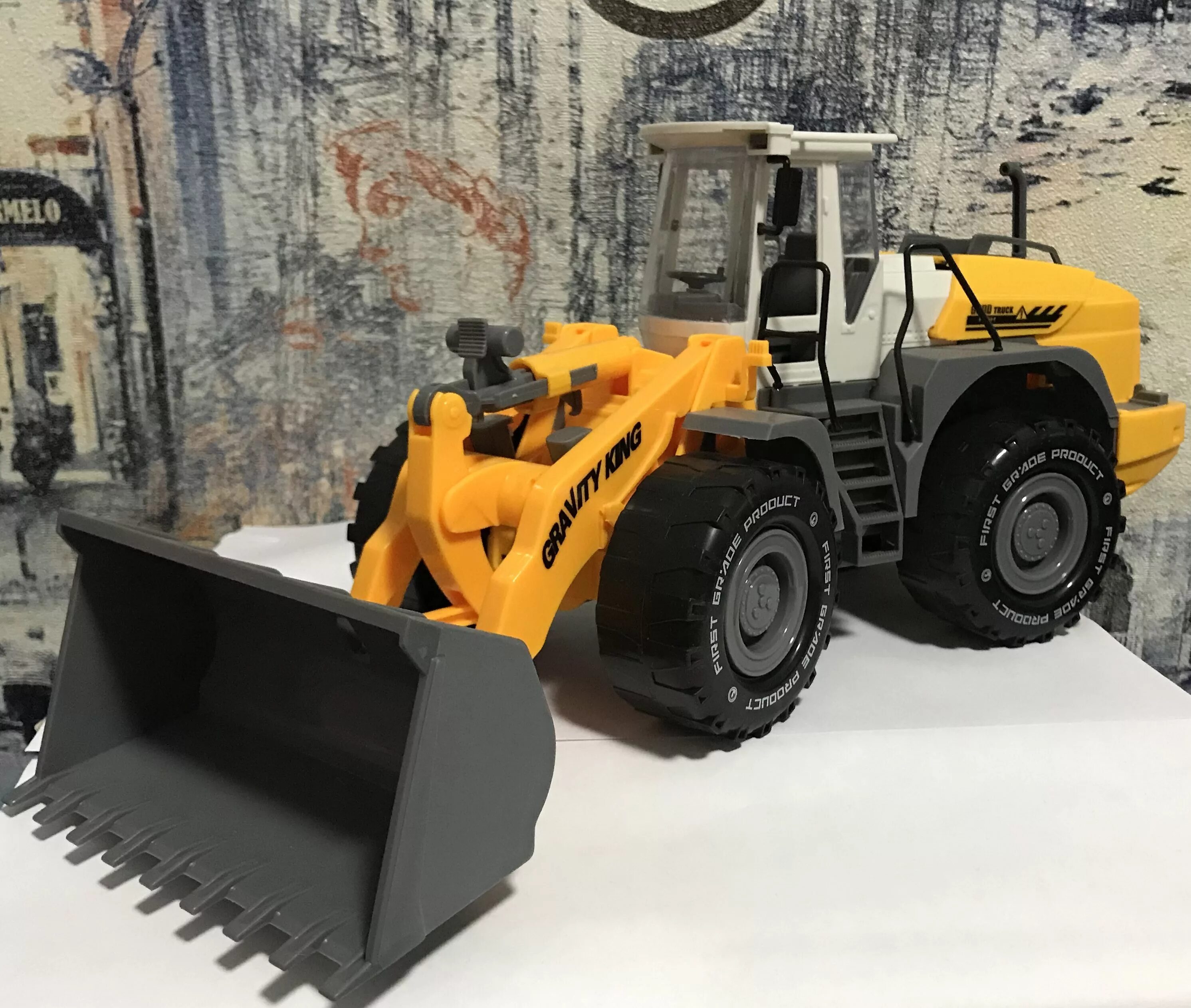 Трактор желтый с ковшом JCB. Трактор желтый с ковшом настоящий JCB. Трактор с ковшом JCB большой. Трактор с ковшом JCB настоящий.