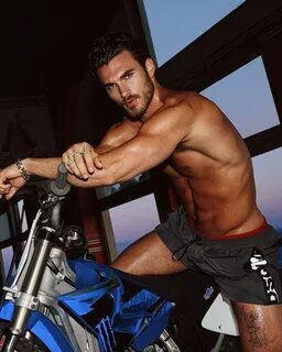 Il modello Michael Yerger, da Survivor a OnlyFans.