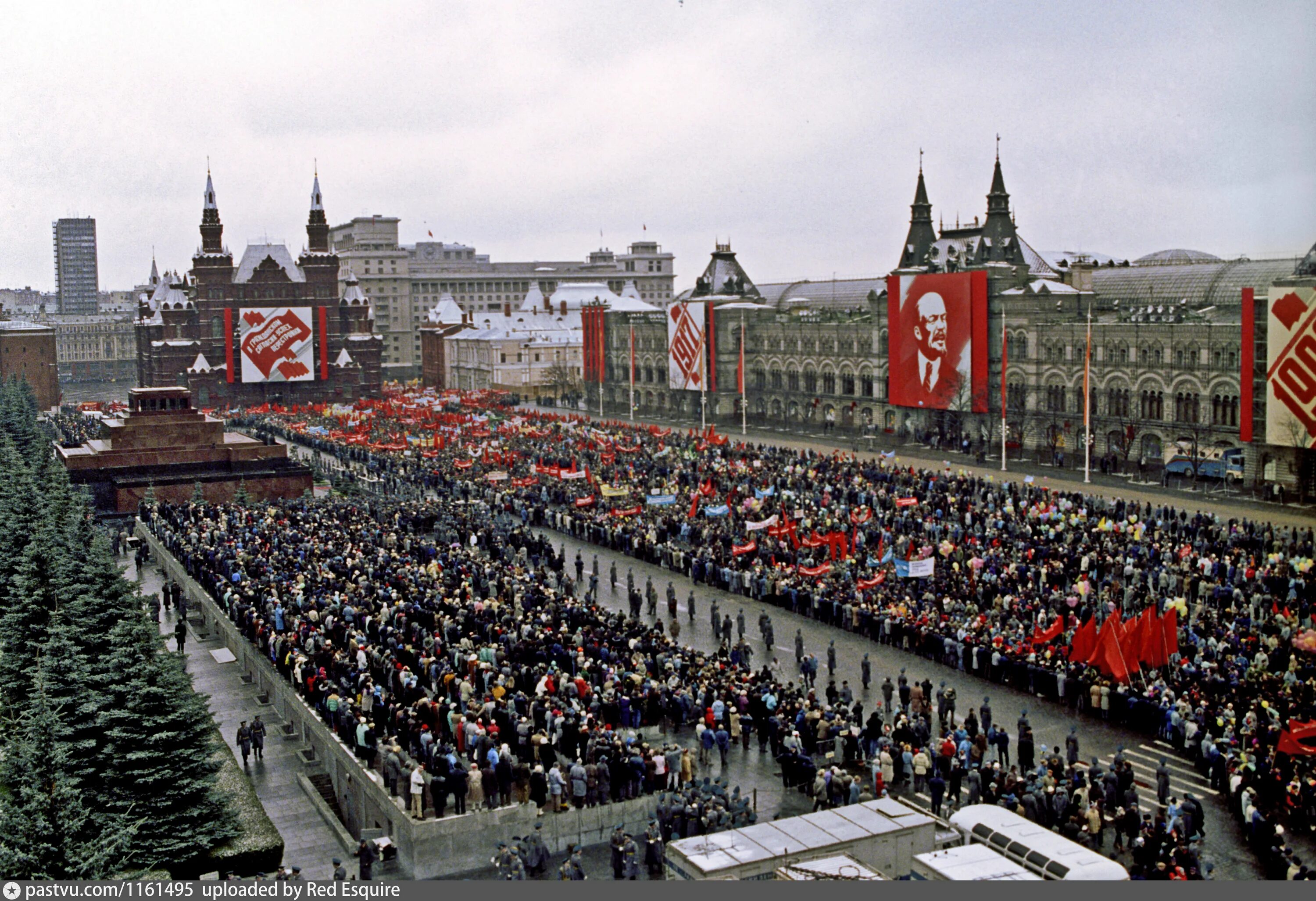 Год красной революции. Парад 7 ноября 1990 года. 7 Ноября 1990 в Москве. Парад на красной площади 7 ноября 1990 года. Парад 7 ноября 1990 года на красной площади горбачёв.