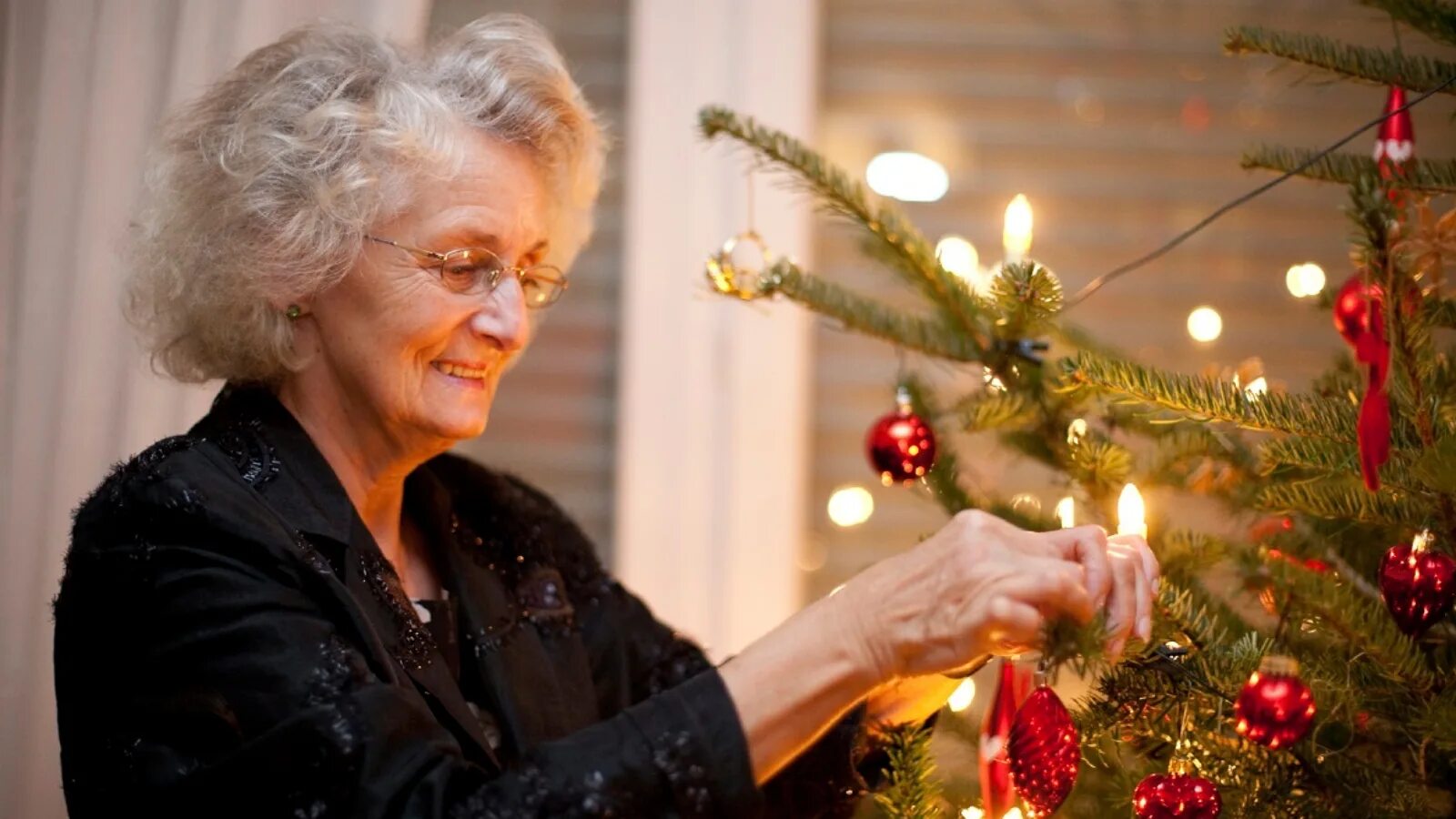 Выбор подарков на новый год. Visit my grandma on christmas. Бабушке на новый год. Подарок бабушке на новый год. Идея новогоднего подарка бабушке.