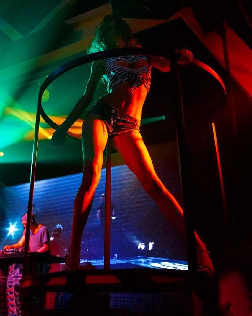 Танцы гоу гоу. Работаю в клубе танцую go go. Красивые девушки в клубе. Зиверт танцовщица гоу гоу. Девушка танцует в клубе.