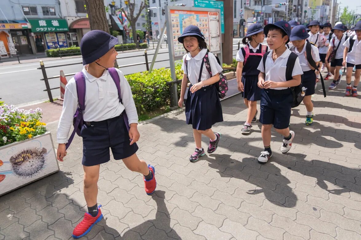 Япония дети в школе. Младшая школа в Японии. Выпускной в Японии в школе. Первоклашка в Японии.