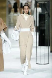 Показ max mara
