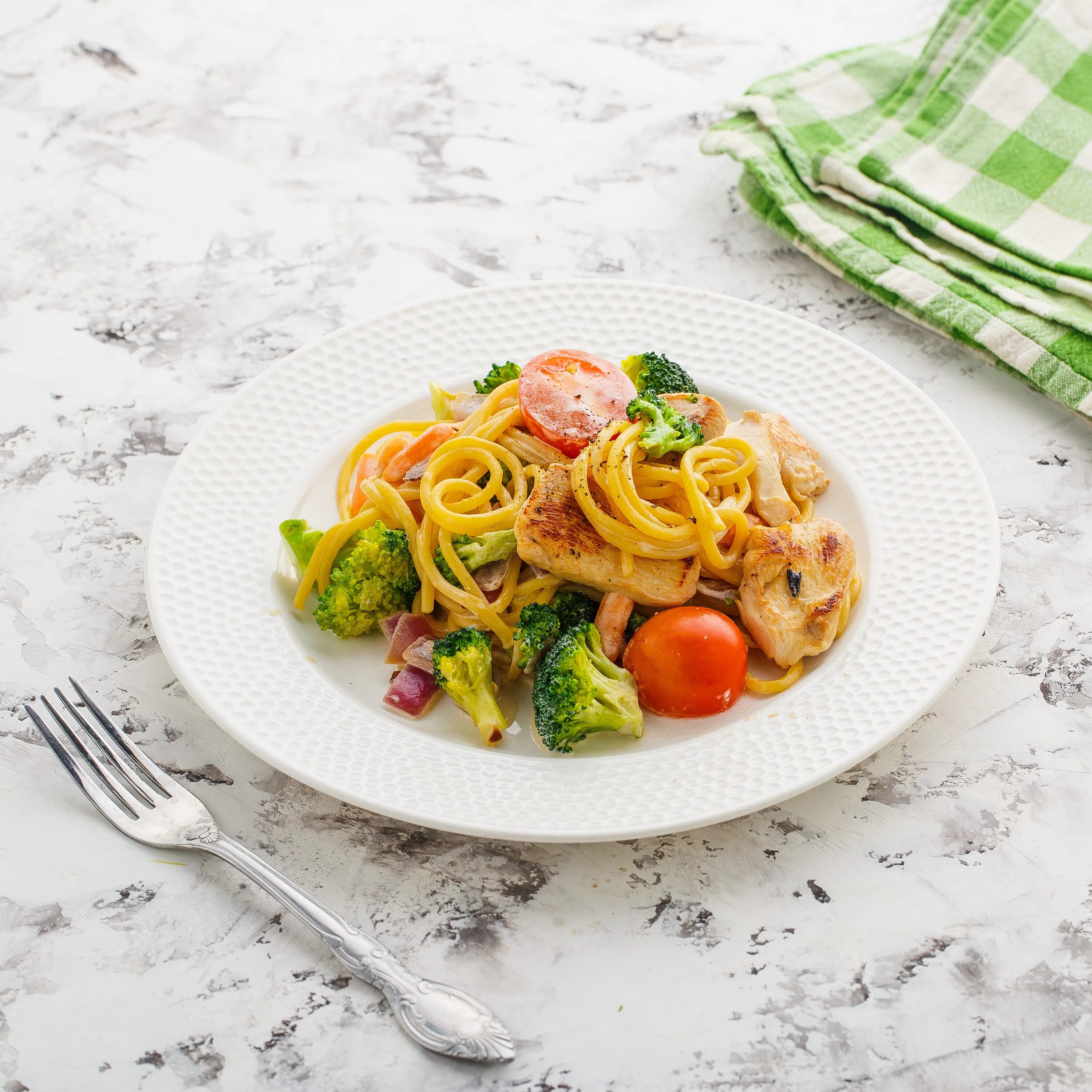 паста карбонара в тарелке. паста карбонара калории. сливочная паста с курицей калорийность. сливочная паста с куриным филе. сливочная паста с курицей.