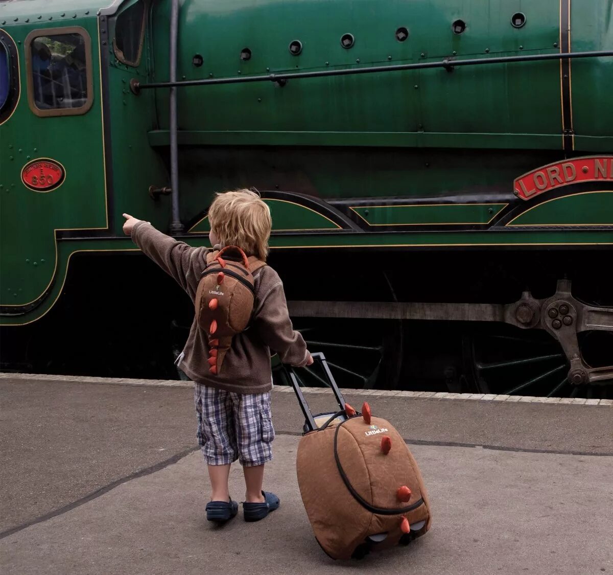 Мальчики поезд с мамой. Путешествие с детьми. Поезда для детей. Чемодан для детей. Путешествие с детьми на поезде.