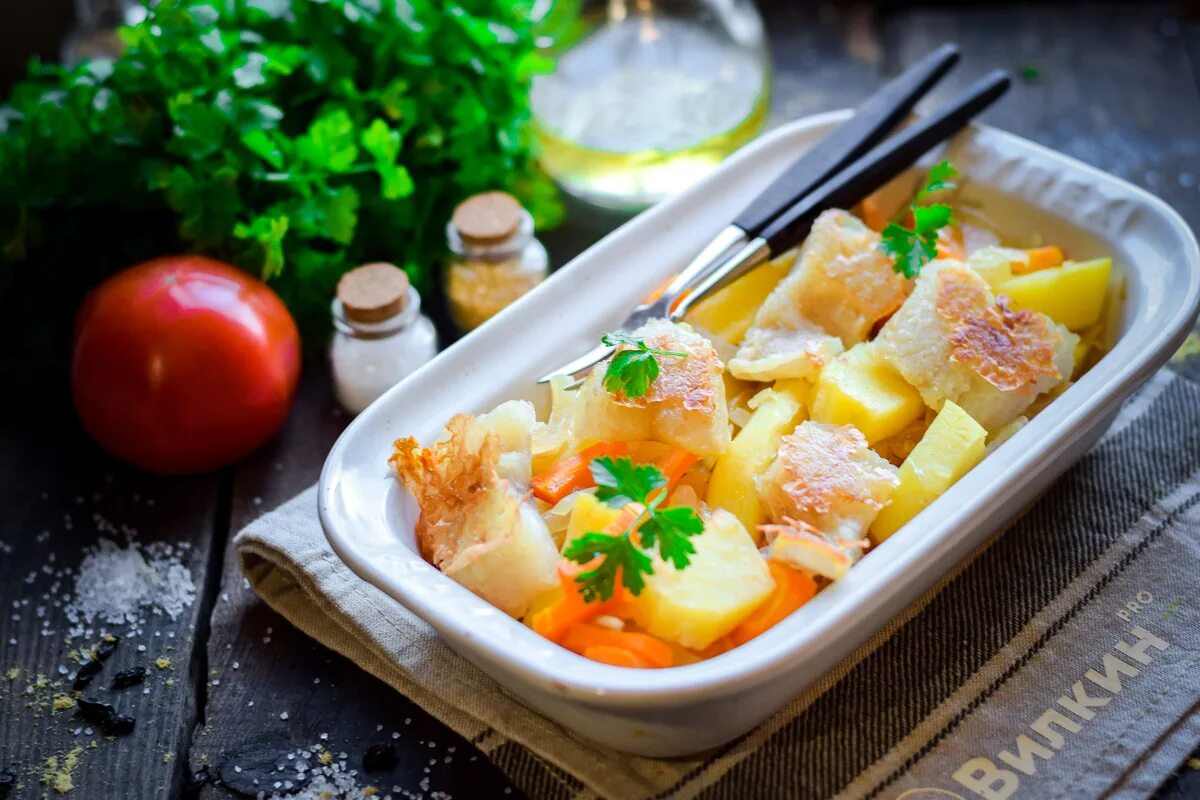 Минтай под овощами в духовке