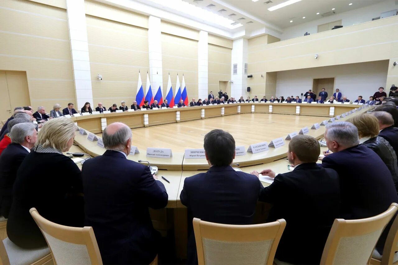 Заседание парламента России. Совещание рабочей группы. Собрание президентов. Рабочая группа правительства.