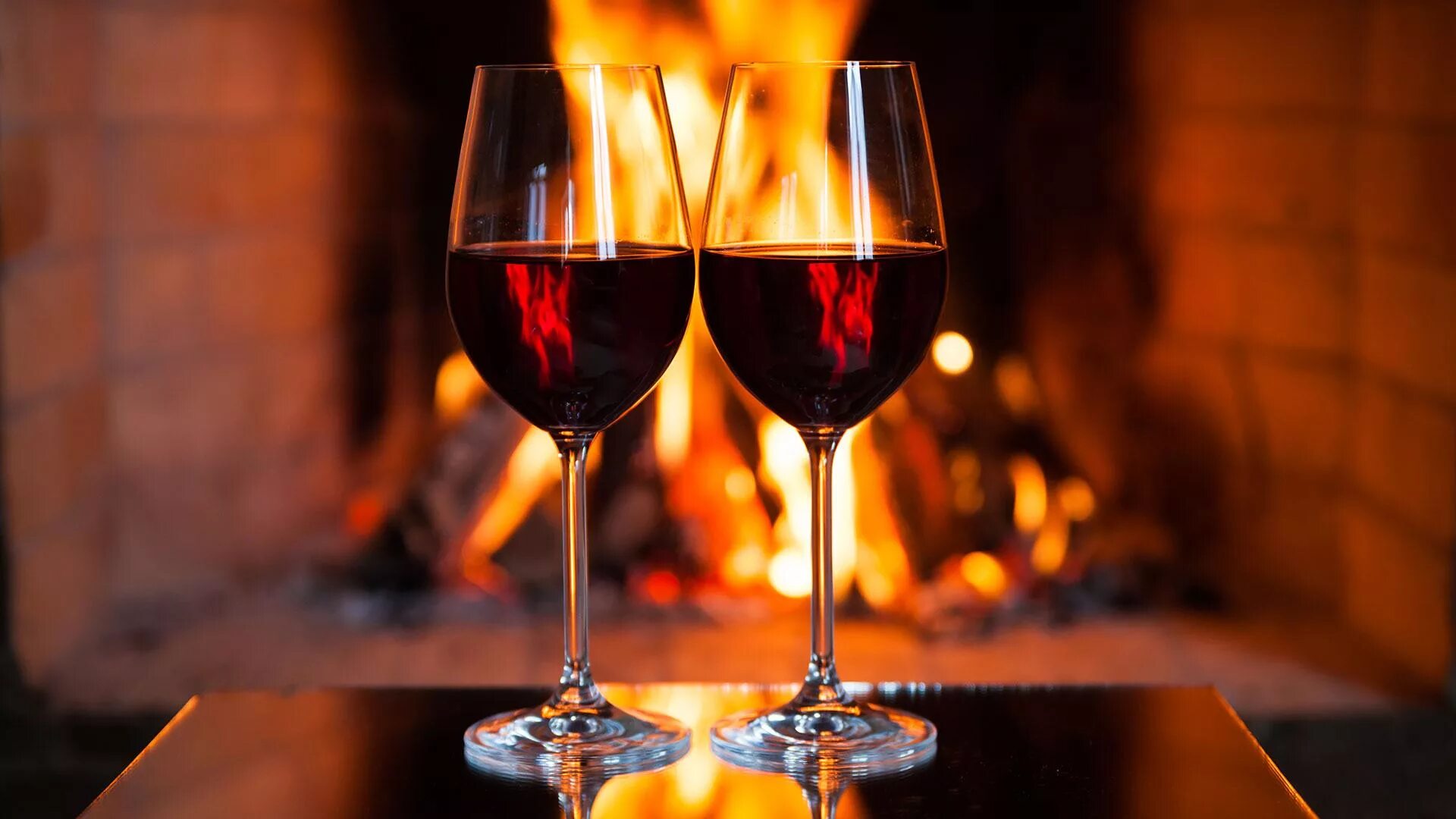 Бокал вина. Камин и два бокала вина. Романтический вечер. Два бокала вина и свечи. Бокал вина огонь
