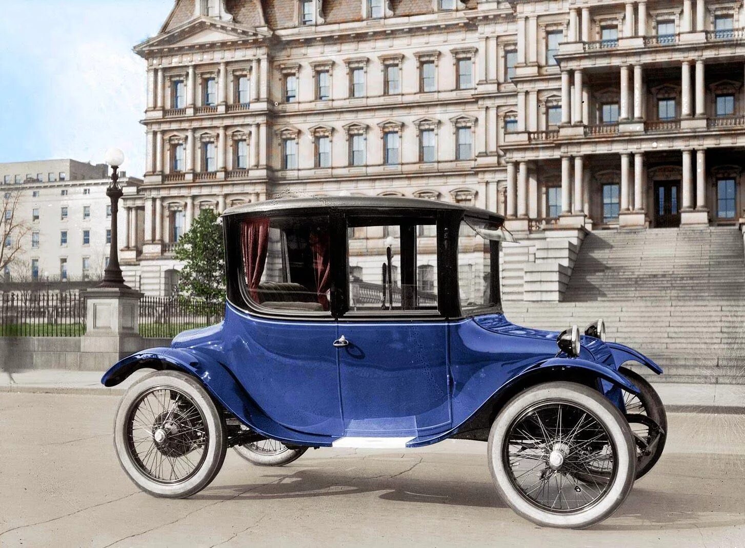 Автомобиль 18. Электромобиль «Detroit Electric» 1915 года. Detroit Electric электромобиль. Электроавтомобиль 19 века. Milburn Electric 27l Brougham.