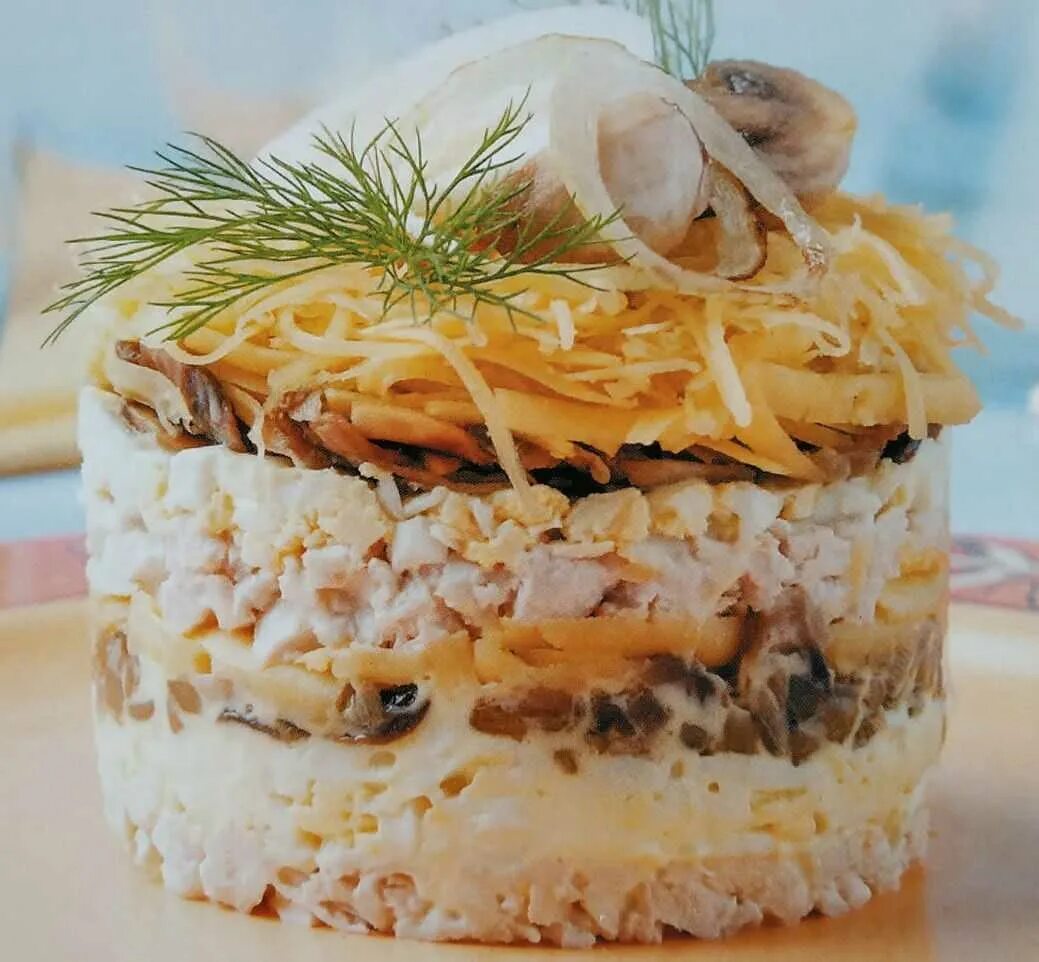 Копченая курица шампиньоны сыр. Салат с курицей и грибами. Салат с шампиньонами. Слоёный салат с курицей и грибами. Салат с грибами шампиньонами.