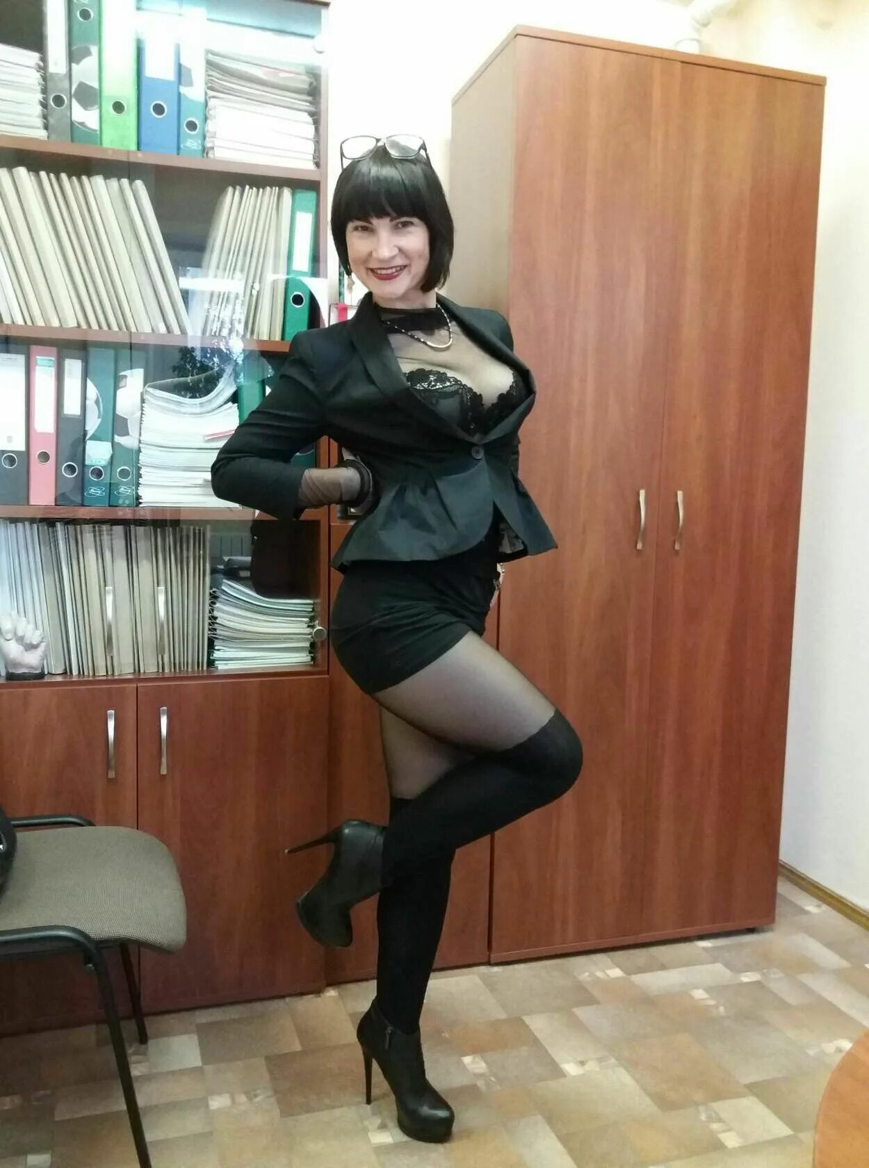Pin on Secretary Short skirt babes, Women with beautiful legs, Curvy women fashi