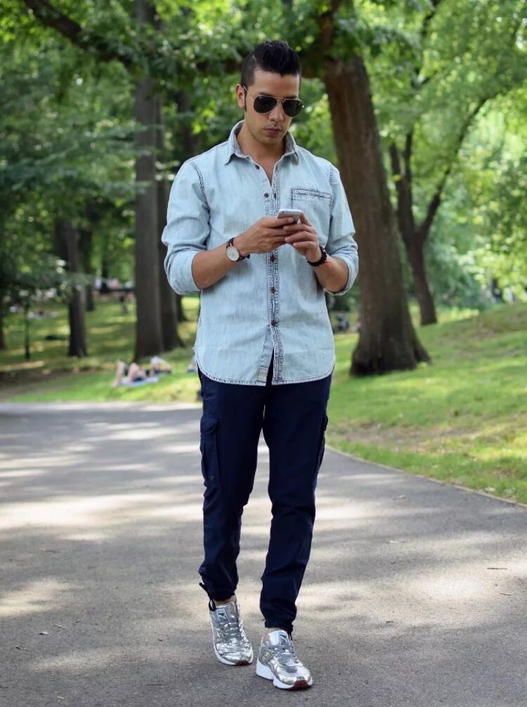 elegante mode mit sportlichen stil kombinieren turnschuhe karierte hose und blaz