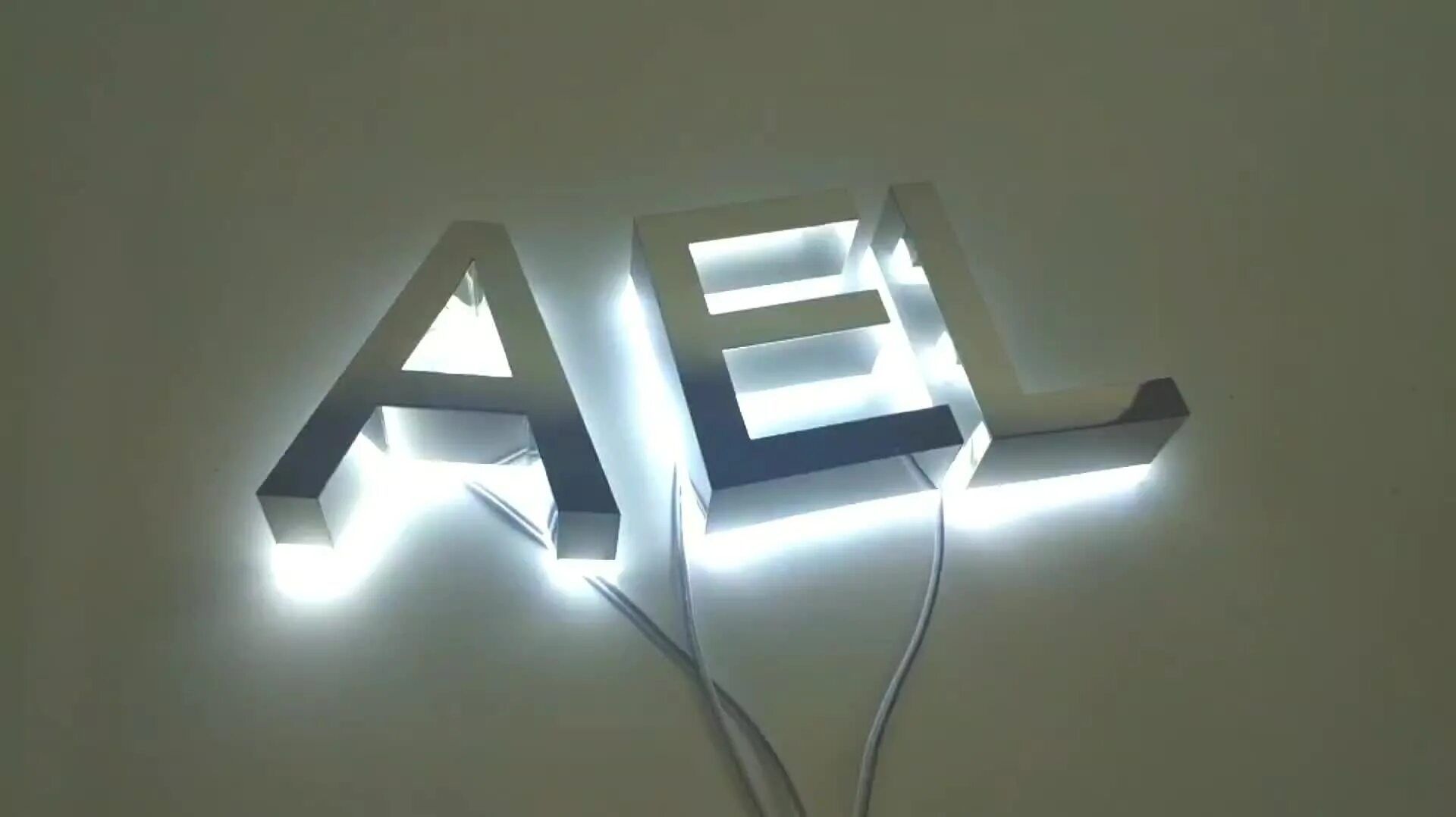 Светящиеся вывески. Как сделать подсветку букв. Рекламные буквы с подсветкой. Буквы из светодиодов. Логотип с подсветкой.