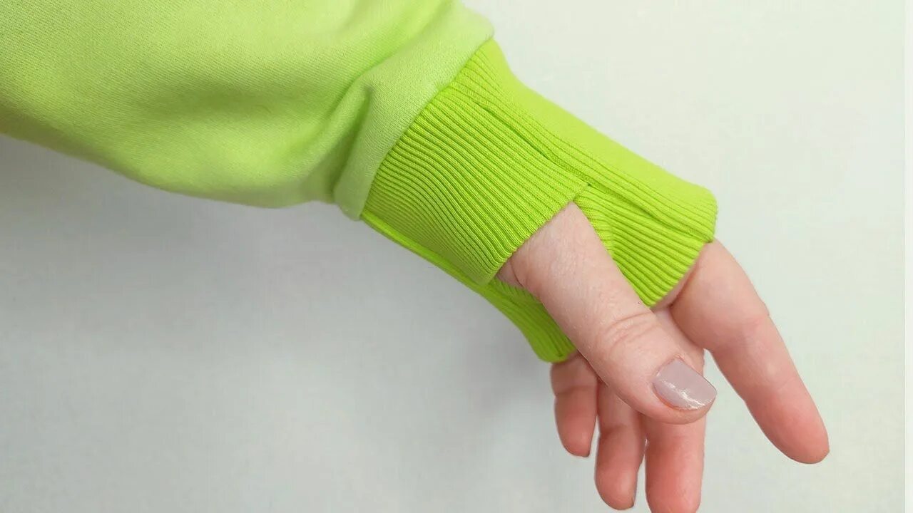 Манжеты с отверстием для пальца. Манжет с вырезом для большого пальца. Манжеты с пальцем. Манжеты с дыркой для пальца. Рукав с дыркой для большого пальца.