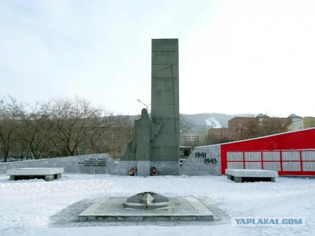 Память города миасса. Мемориал Скорбящая мать Миасс. Вечный огонь Миасс. Памятник Скорбящей матери Миасс. Город Миасс памятник Скорбящей матери.