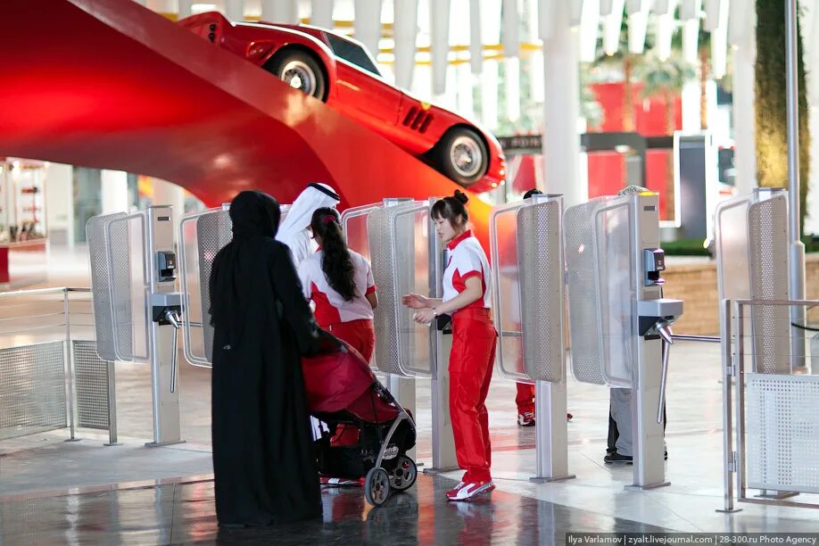 Тематический парк Ferrari World (Абу-Даби). Музей Феррари в Абу Даби. Феррари парк Абу Даби аттракционы. Ferrari World Абу-Даби аттракционы.