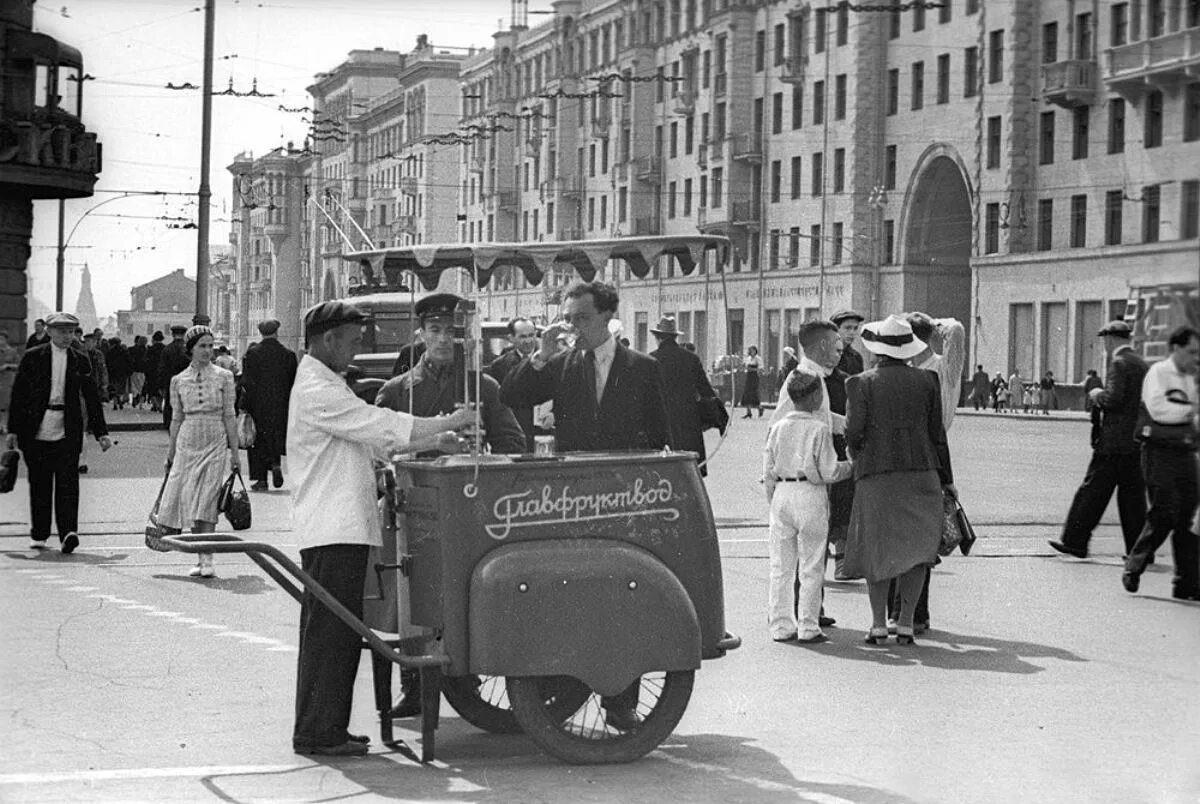 Реалии советской эпохи. Москва 1930-е. Улица Горького 1930е. Москва в 30-е годы. Россия в 1930-е годы.