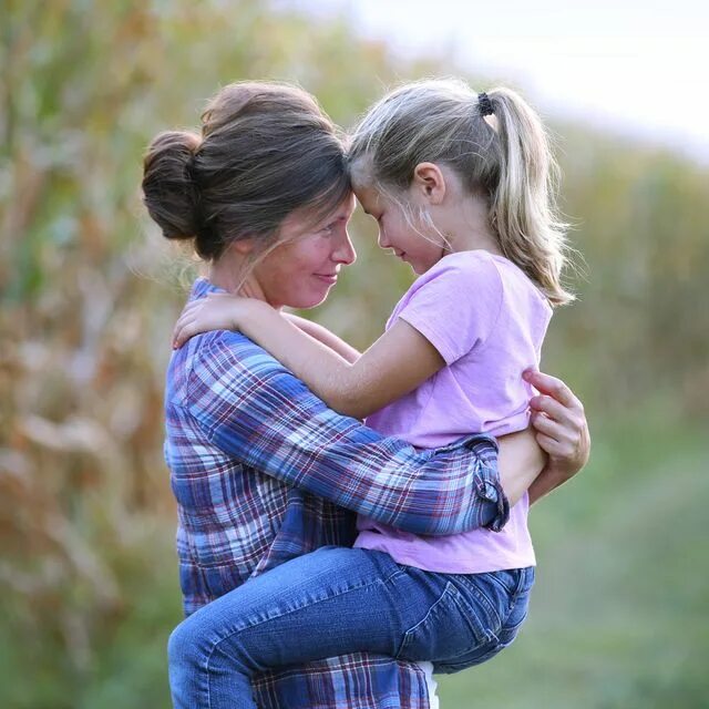 Moms teaching daughter. Мама и дочка картинки. Мама целуется с дочкой. Мама с дочкой лесбиянят. Мама с дочкой в профиль.