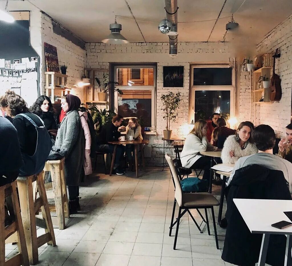 кофейня свет. трековые светильники в ресторане. кофейня свет. симбиоз тольятти ресторан. недорогие интерьеры кафе и ресторанов.