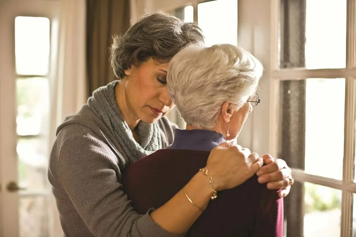 Забота о пожилых людях. Объятия пожилых. Забота о старших. Деменция у пожилых.