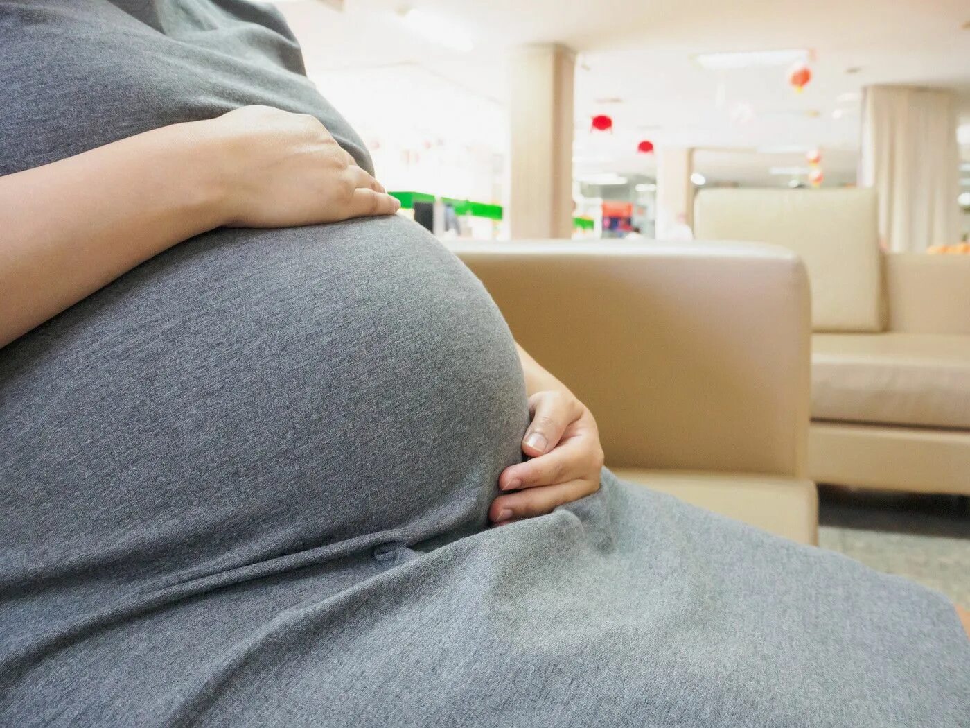 Фото беременного живота. Шевеление малыша в животе. Ребенок ударил живот беременной. Беременная женщина. Движение малыша в животе.