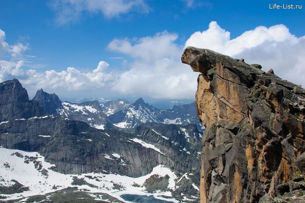 покорение горы. человек на вершине горы.