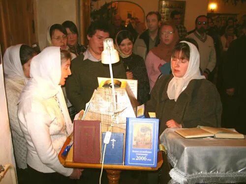 Регент на клиросе. Клирос наряду. Клирос литургия титов. Клирос в храме приколы. Пение на клиросе.