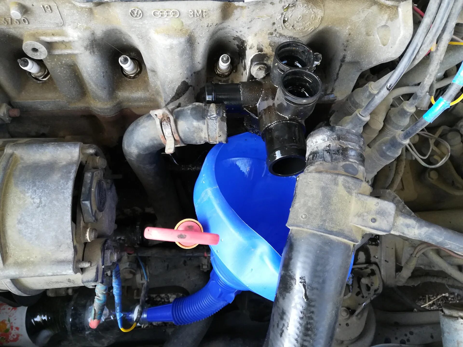 Датчик температуры охлаждающей жидкости 1. Фольксваген т4 2. Схема замены термостата навара. Фольксваген т4 фланец системы охлаждения. Тройник ож ауди 80 б4.