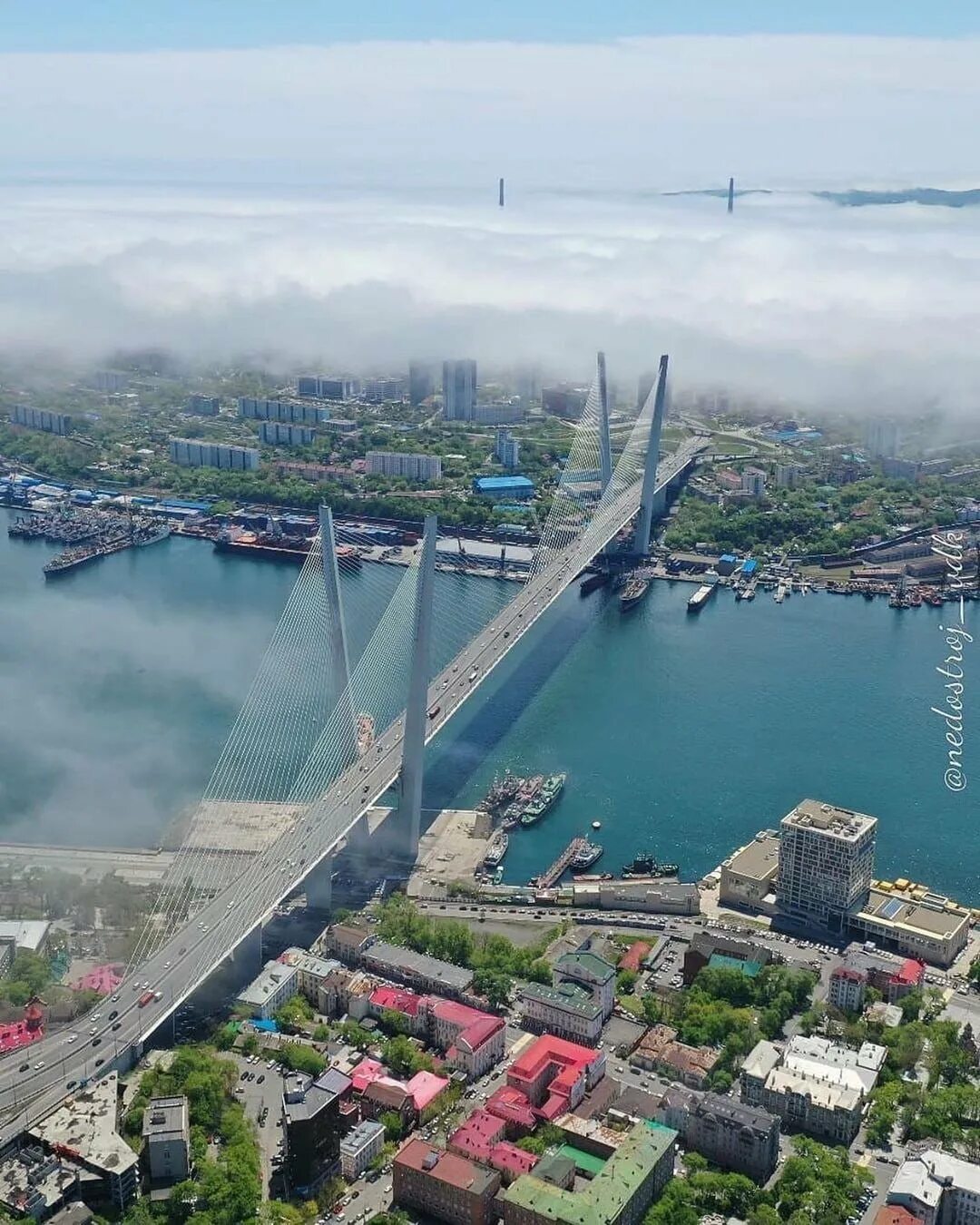 Золотой мост владивосток панорама. Владивосток центр города улицы. Владивосток бесплатное видео. Луговая владивосток. Мост золотой рог владивосток.