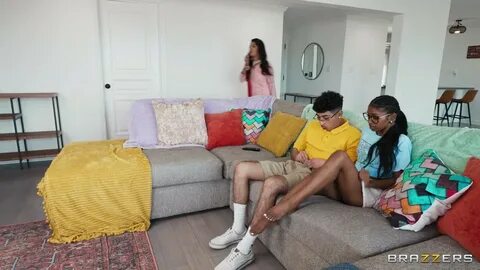 Озорной подросток Жасмин Шерни наслаждается диким хардкорным сексом со свои...