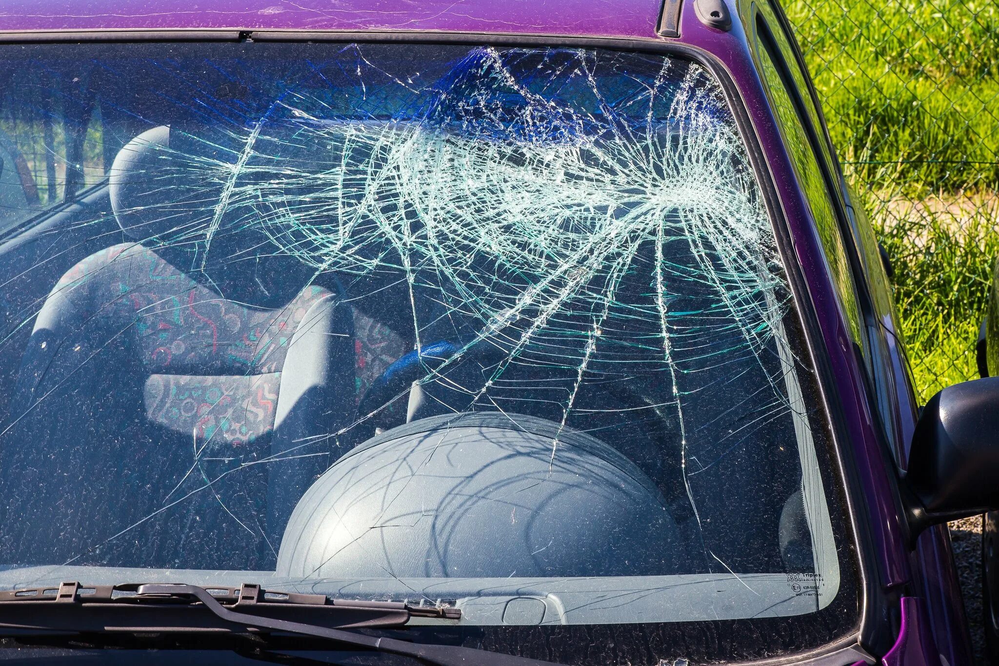 Лобовое стекло автомобиля. Треснуло лобовое стекло. Машина с разбитым стеклом. Битое лобовое стекло.