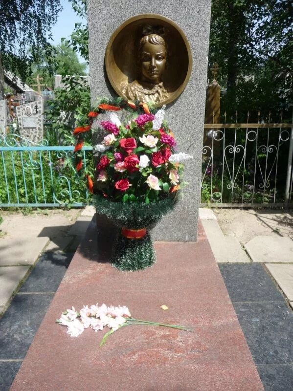 Таня савичева могила. Таня савичева могила. Могила тани савичевой. Памятник тани савичевой шатки. Таня савичева шатки могила.