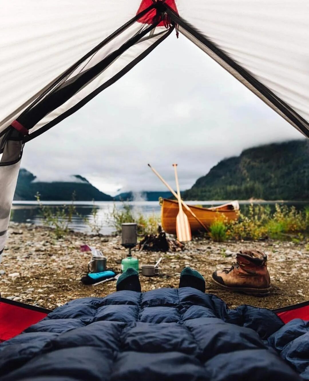 Палатка на природе. Поход с палатками. Туризм с палатками. Красивый кемпинг. Travel camp