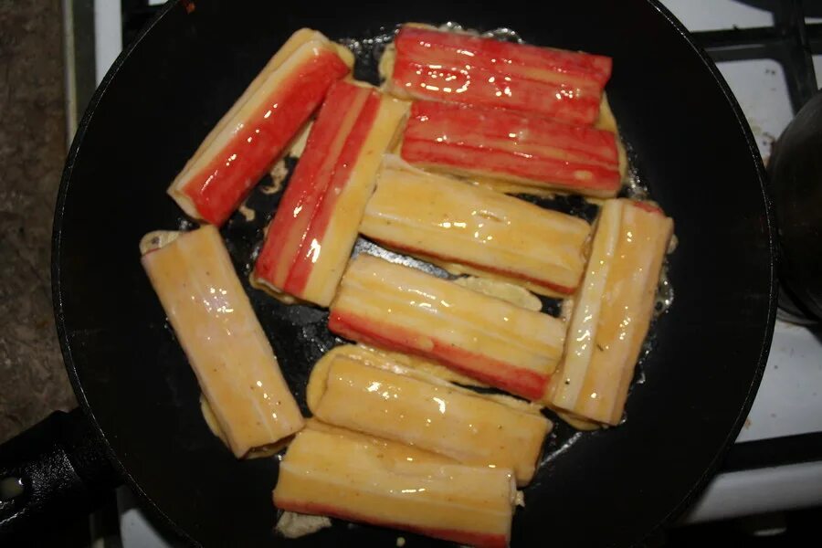 Как вкусно пожарить сыр на сковороде. Жареные крабовые палочки. жареные крабовые палочки на сковороде. обжаренные крабовые палочки. жареные крабовые палочки на сковороде без кляра.
