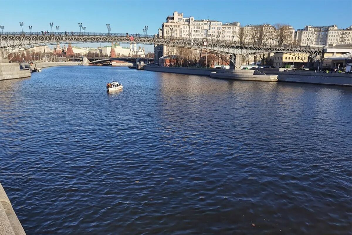 Знаменка москва река. Корабль москва река. Водные ресурсы москвы. Речной трамвайчик в москве. Навигация на москве реке.