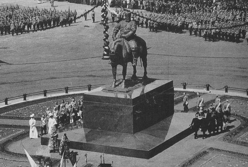 Открытие памятника александру. Памятник Александру 3 в Санкт-Петербурге. Памятник Александру III В Петербурге (1909, бронза).. Памятник Александру 3 в Москве. Памятник Александру 3 в Гатчине.