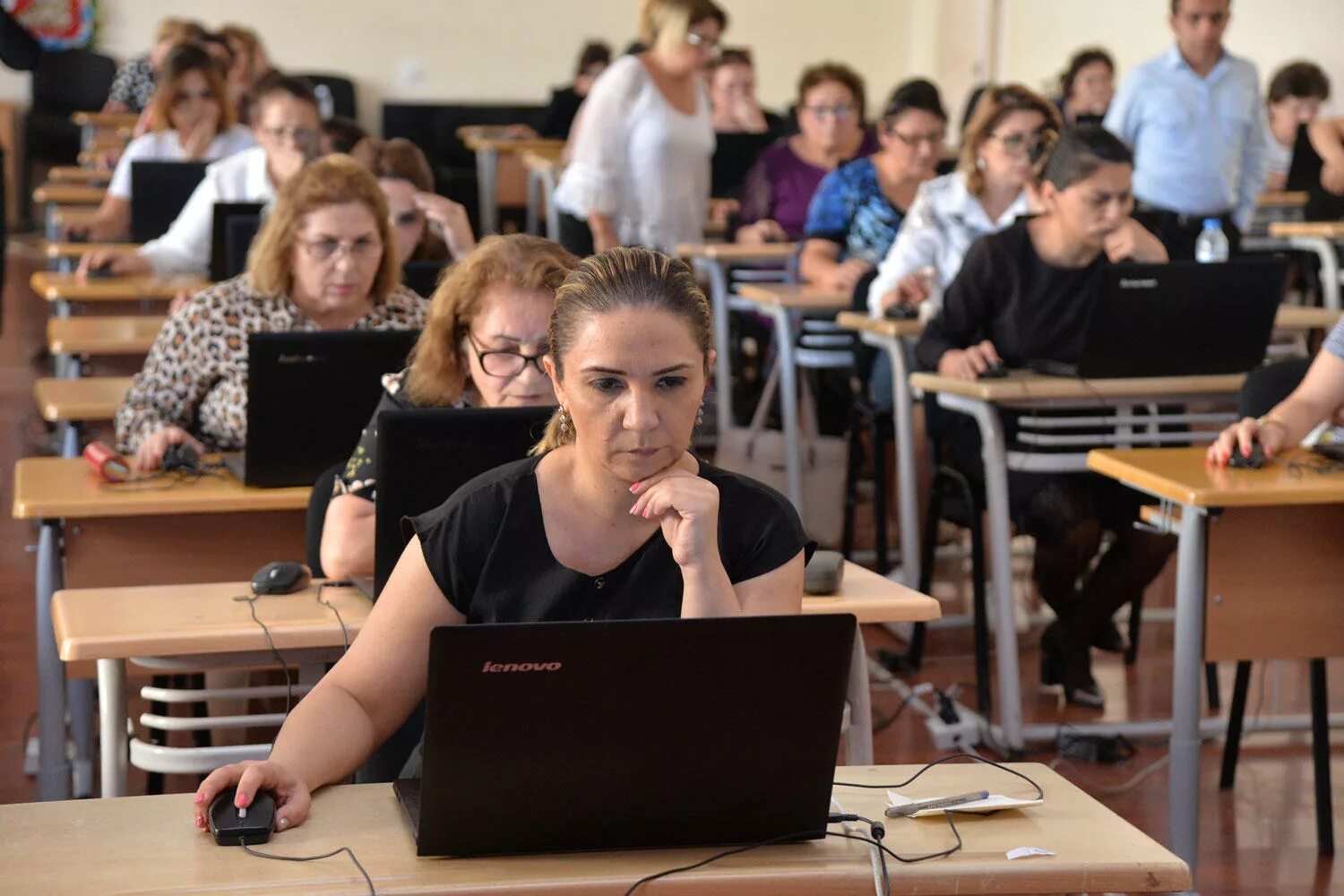 Студент сдал преподавателя. Экзамены в школе. Экзамены учителей Баку. Преподаватель на экзамене. Студент на экзамене.