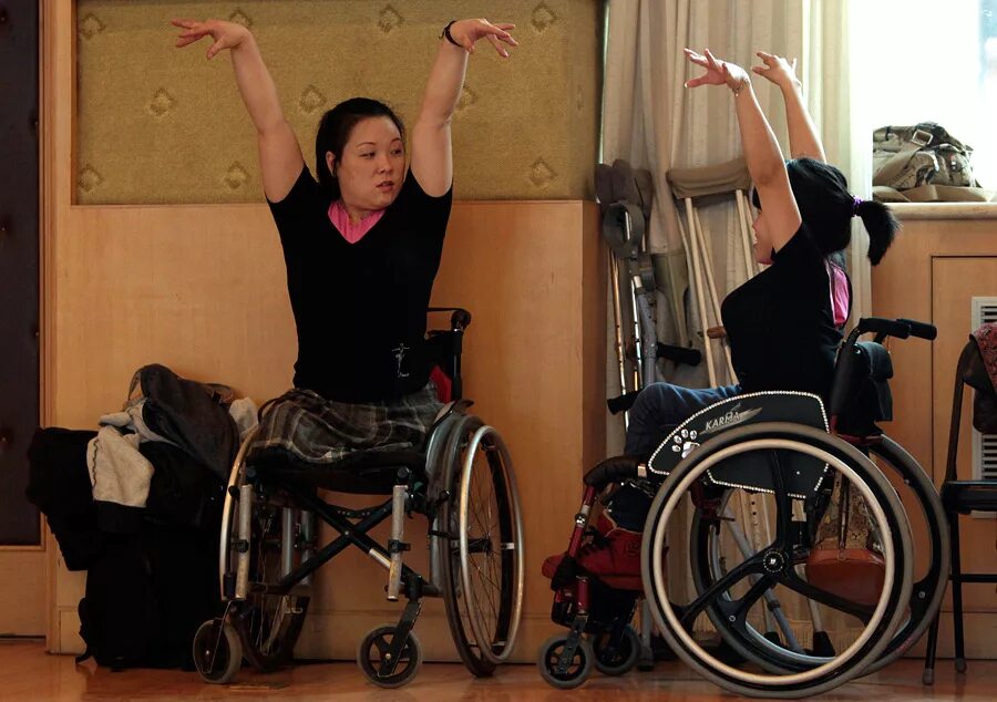 Инвалид. Люди с ограниченными возможностями. Танцы на инвалидных колясках. Покажи инвалидов. Инвалиды сво в россии